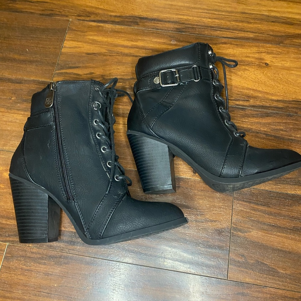 Daisy Fuentes Black Lace-Up Ankle Boots - Picture 3 of 7